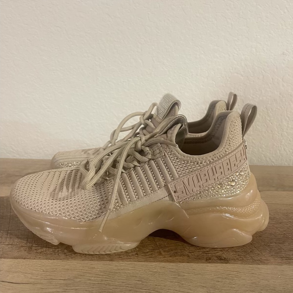 Stve Madden , beige walking tennis shoes size 6